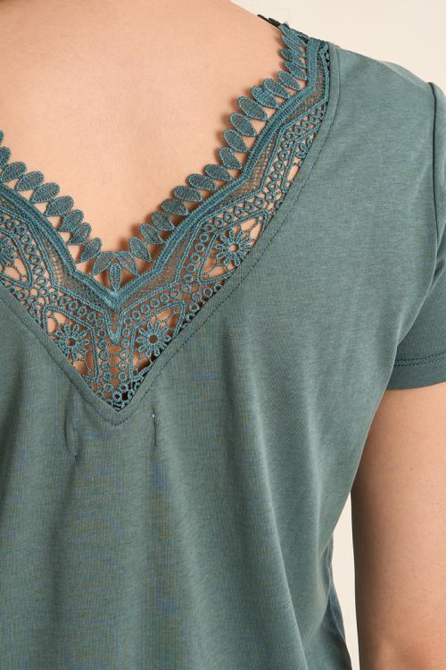 Camiseta de mujer de manga corta, detalle de encaje.