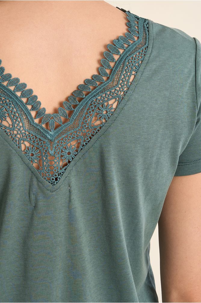 Straight T-shirt with embroidered collar