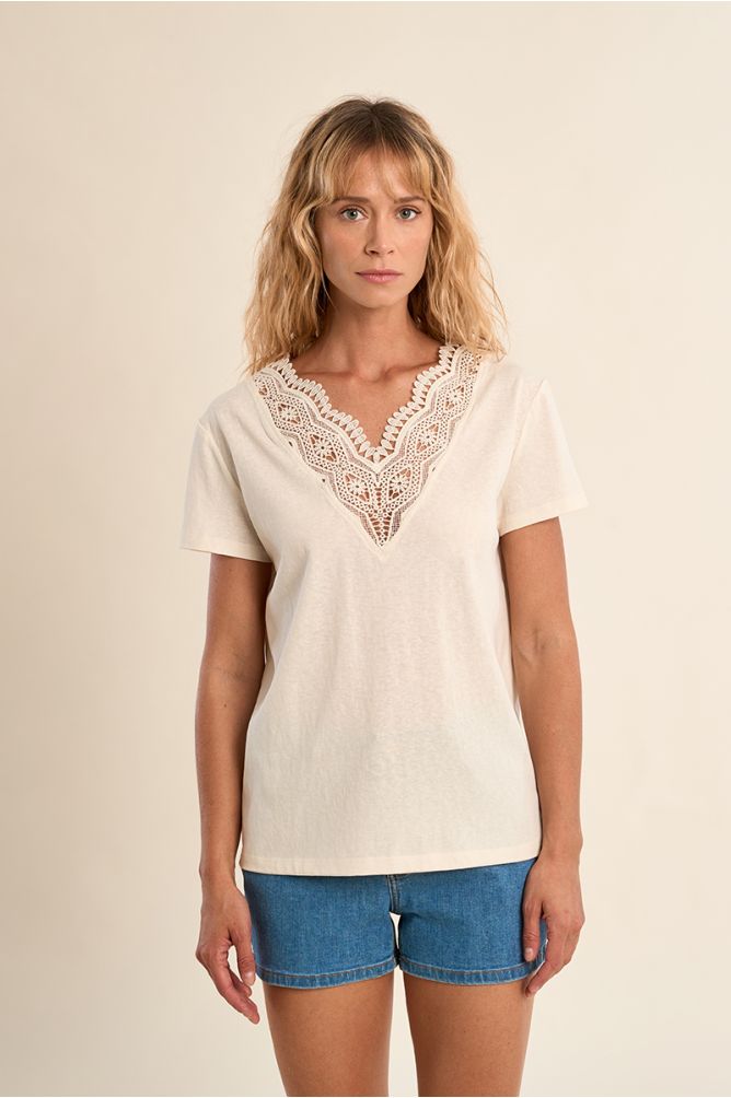 Straight T-shirt with embroidered collar