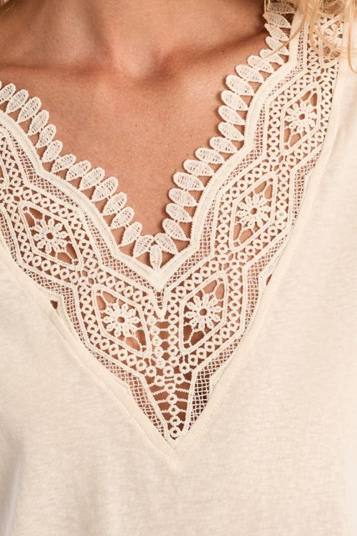 Camiseta de mujer de manga corta, detalle de encaje.