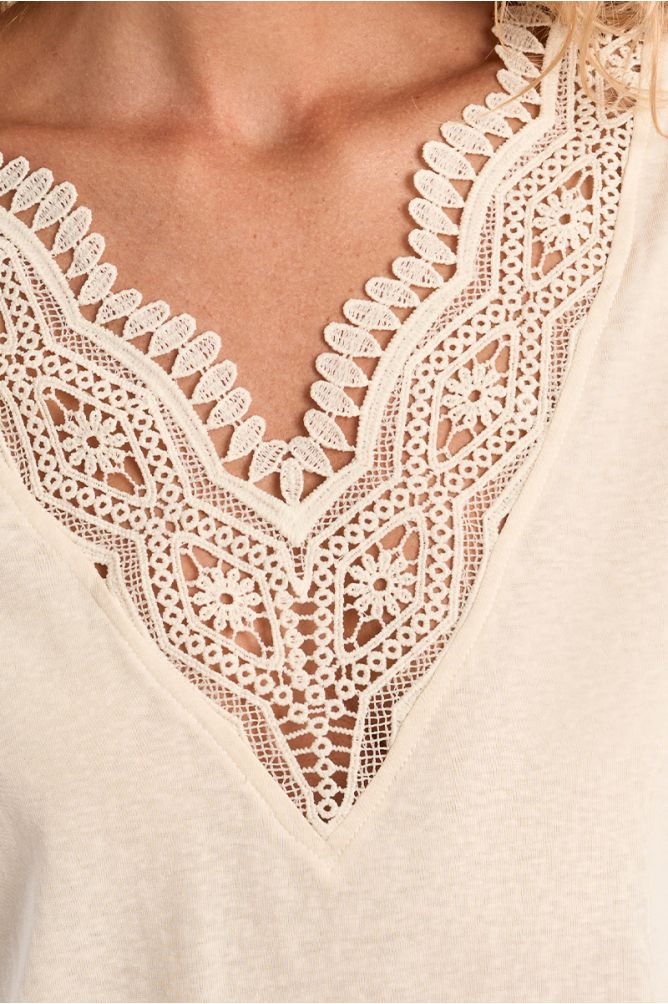 T-shirt droit avec col brodé