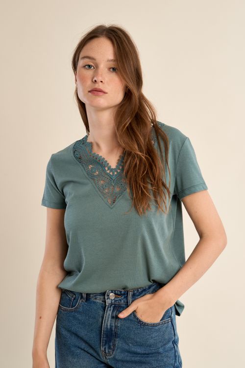 Camiseta de mujer de manga corta, detalle de encaje.