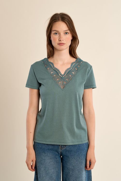 Camiseta de mujer de manga corta, detalle de encaje.