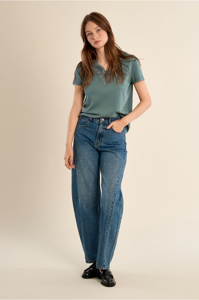 Straight T-shirt with embroidered collar