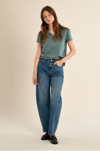 Straight T-shirt with embroidered collar