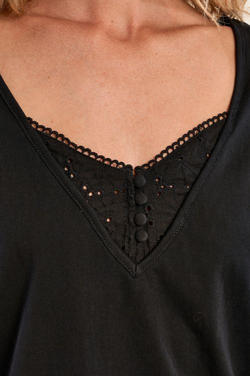 Camiseta de mujer de manga corta, detalle de encaje.