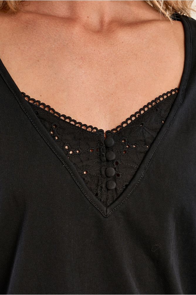 Casual T-shirt with embroidered details