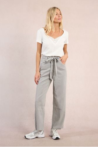 Camiseta de mujer de manga corta, detalle de encaje.