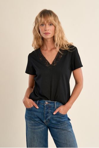 Camiseta de mujer de manga corta, detalle de encaje.