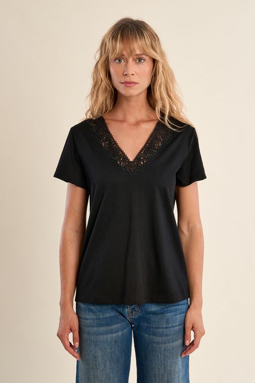 Camiseta de mujer de manga corta, detalle de encaje.
