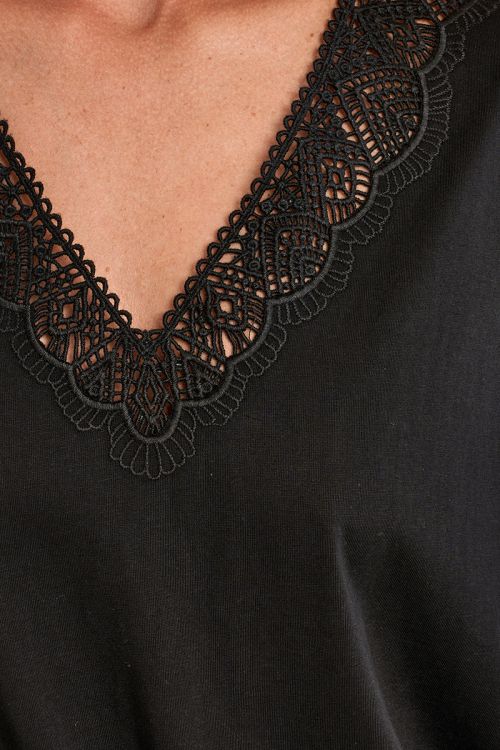 Casual T-shirt with embroidered details