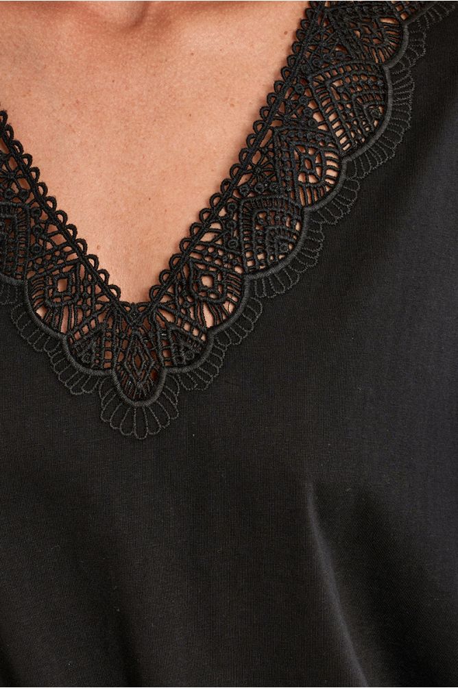 Camiseta de mujer de manga corta, detalle de encaje.