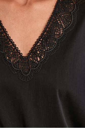 Camiseta de mujer de manga corta, detalle de encaje.