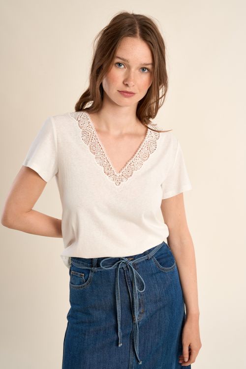 Camiseta de mujer de manga corta, detalle de encaje.