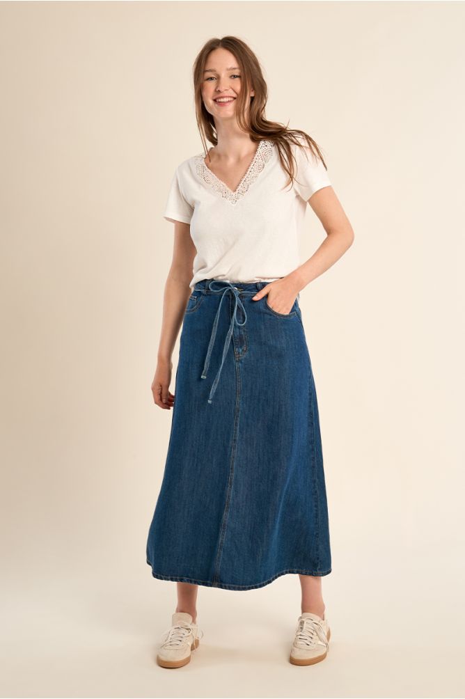 Camiseta de mujer de manga corta, detalle de encaje.