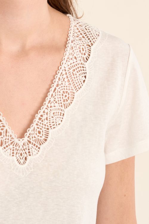 Camiseta de mujer de manga corta, detalle de encaje.
