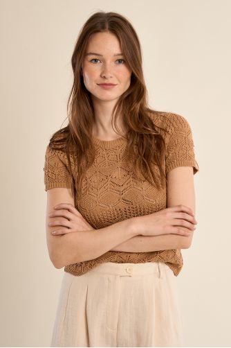 Jersey de mujer de manga corta, en punto bordado.