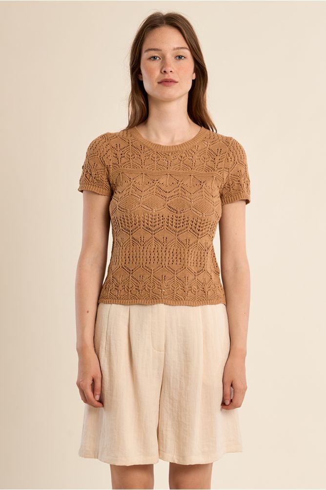 Jersey de mujer de manga corta, en punto bordado.