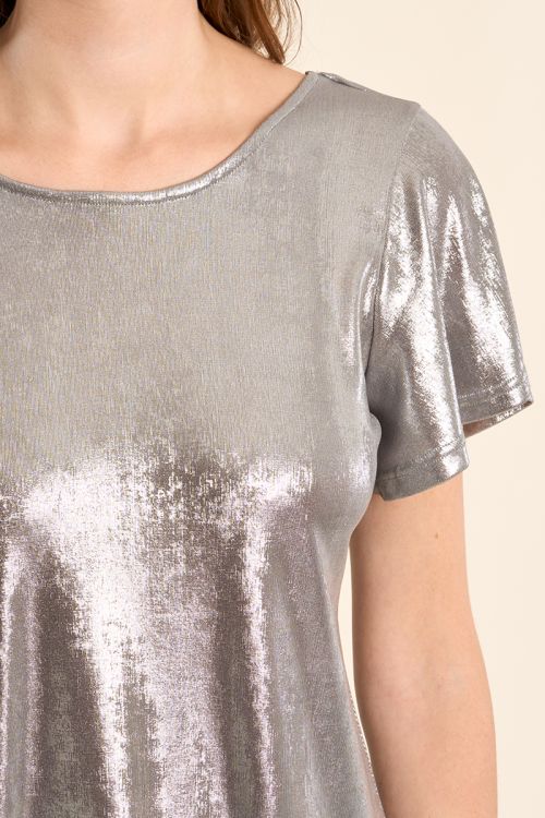 Camiseta de mujer de manga corta, en tejido brillante.