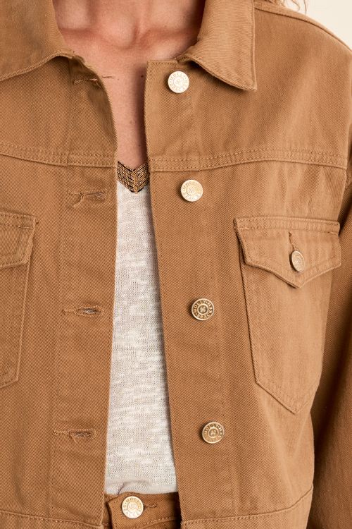 Cazadora de mujer corta, detalle bolsillos.