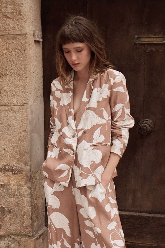 Blazer de mujer de doble botonadura y estampado.