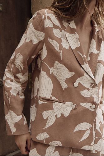 Blazer de mujer de doble botonadura y estampado.