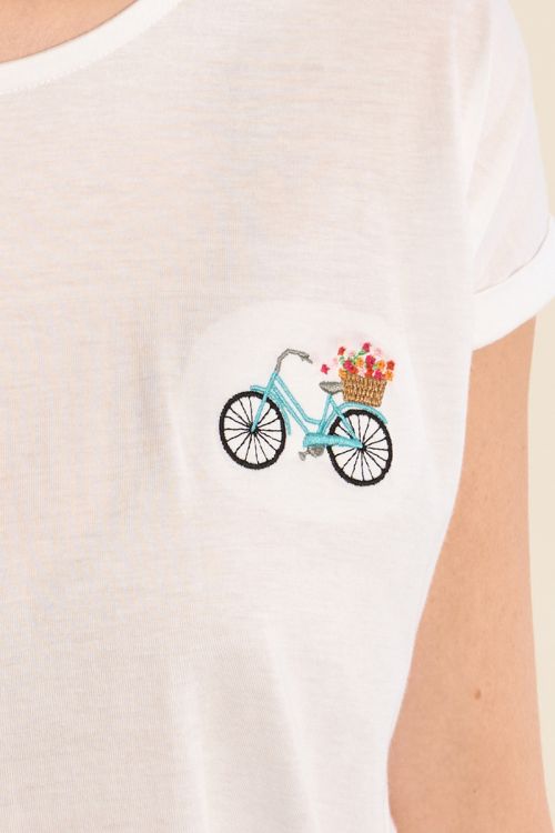 Camiseta de mujer de manga corta, con estampado.