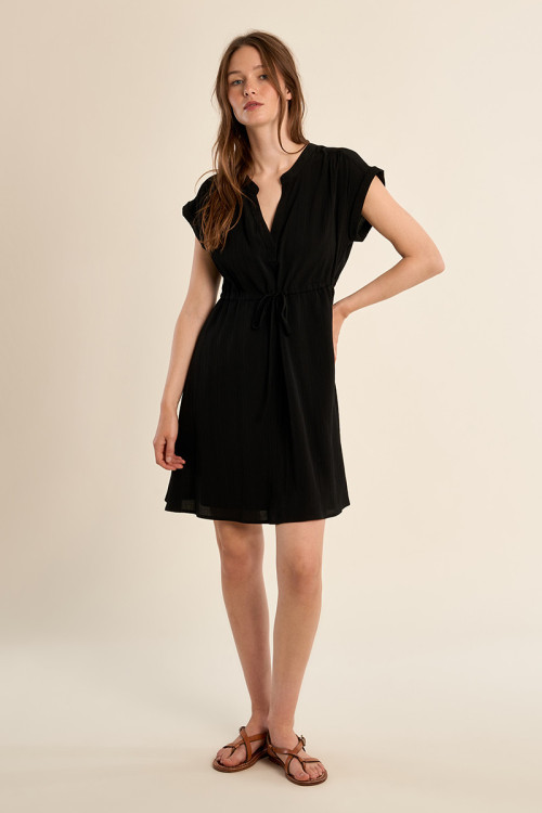 Vestido de manga corta, detalle lazada.