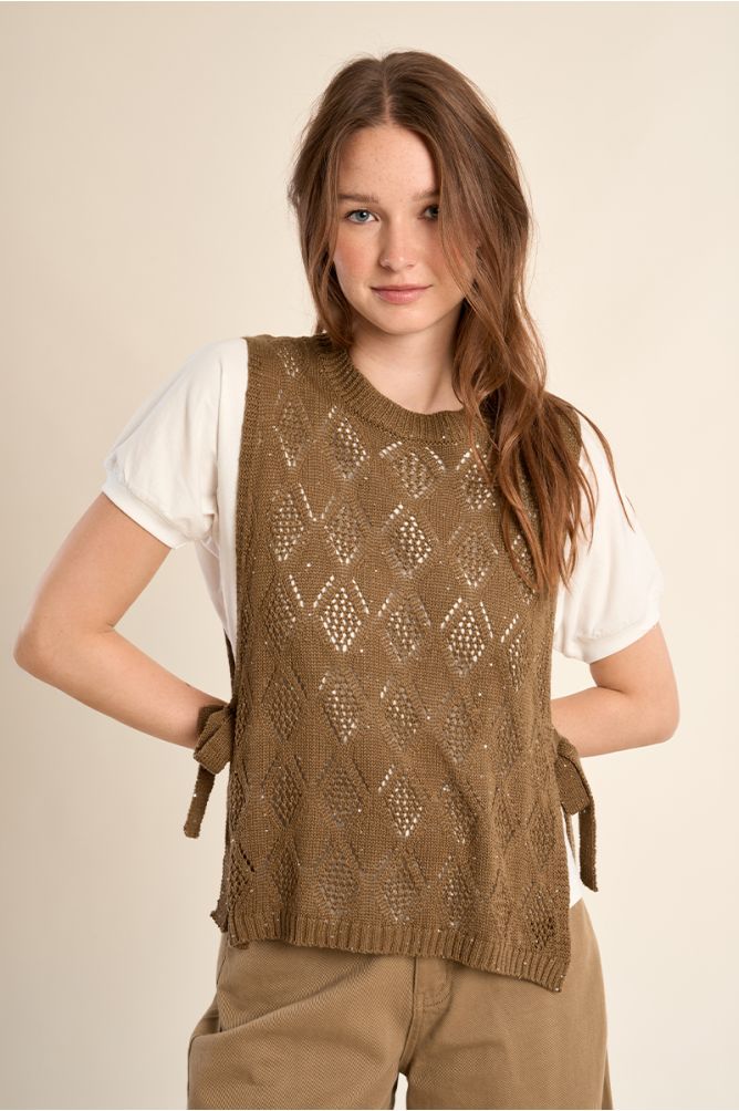 Sleeveless knit, openwork and knotted on the sides