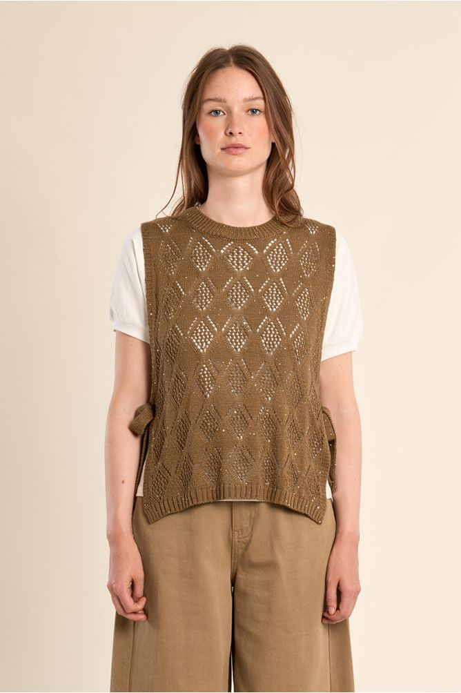 Sleeveless knit, openwork and knotted on the sides