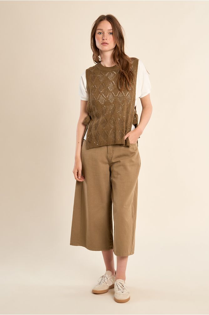 Sleeveless knit, openwork and knotted on the sides