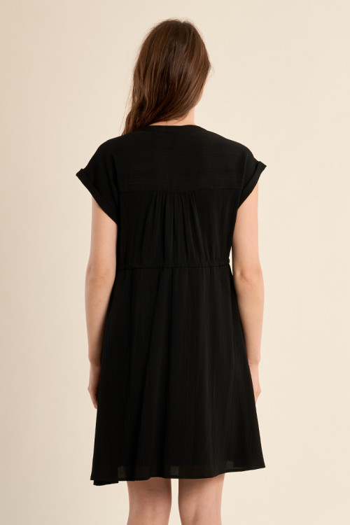 Vestido de manga corta, detalle lazada.