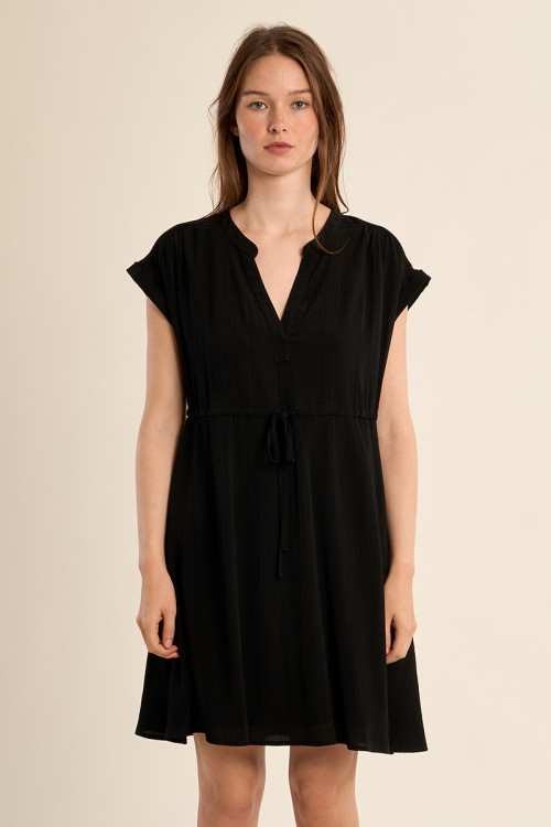 Vestido de manga corta, detalle lazada.