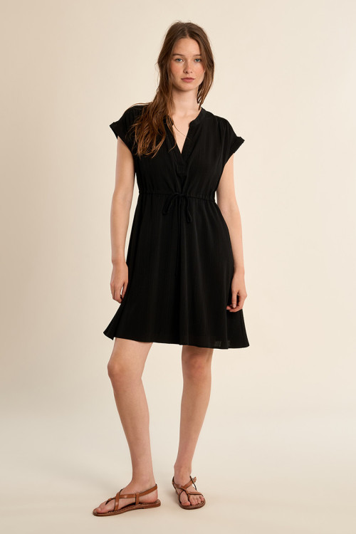Vestido de manga corta, detalle lazada.