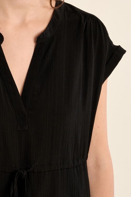 Vestido de manga corta, detalle lazada.