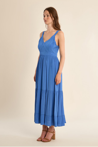 Vestido largo, de tirantes, detalle volantes.