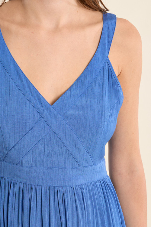 Vestido largo, de tirantes, detalle volantes.