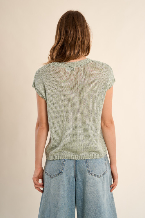 Sleeveless knitted sweater, round neck