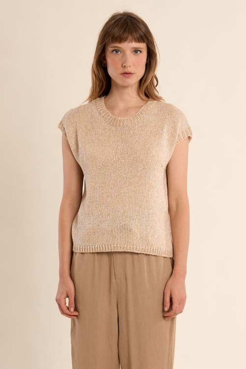 Sleeveless knitted sweater, round neck