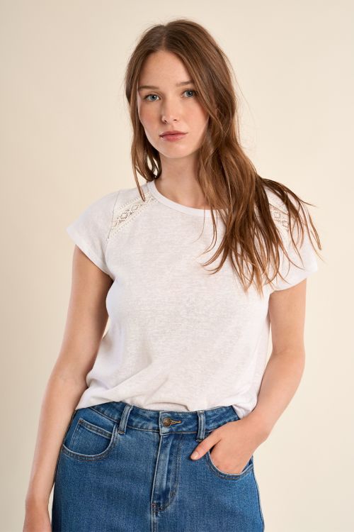 Camiseta de mujer de manga corta, detalles bordados.