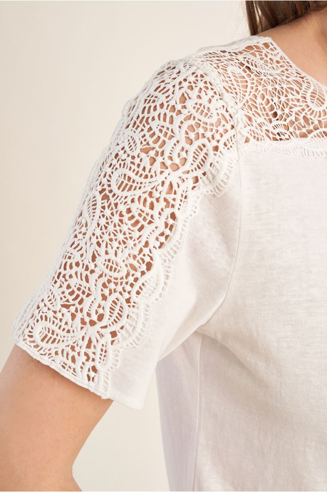 Camiseta de mujer de manga corta, detalles bordados.
