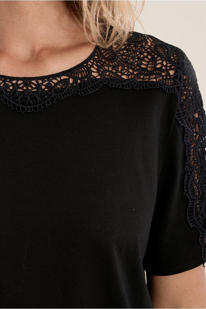 Camiseta de mujer de manga corta, detalles bordados.