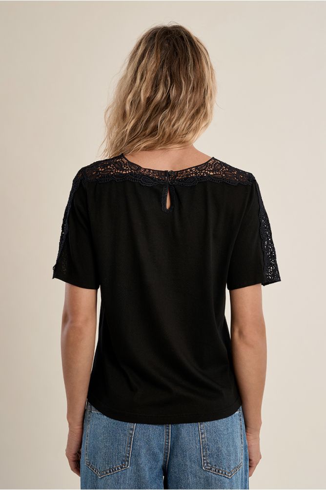 Camiseta de mujer de manga corta, detalles bordados.