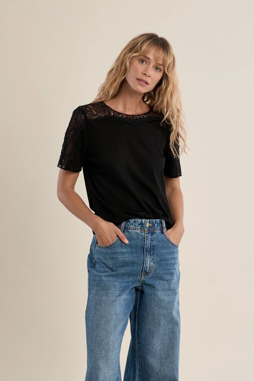 Camiseta de mujer de manga corta, detalles bordados.