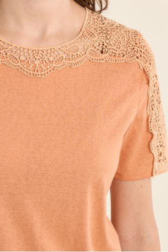 Camiseta de mujer de manga corta, detalles bordados.