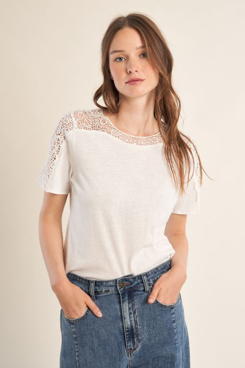 Camiseta de mujer de manga corta, detalles bordados.