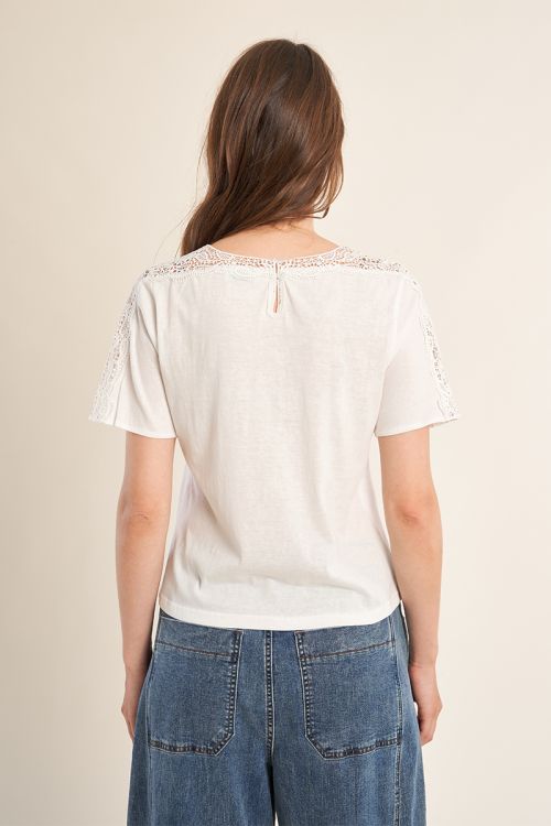 Camiseta de mujer de manga corta, detalles bordados.