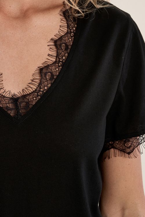 Camiseta de mujer de manga corta, detalle encaje.