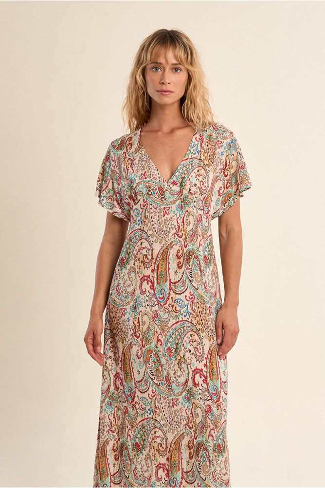 Vestido largo, de manga corta, con estampado.