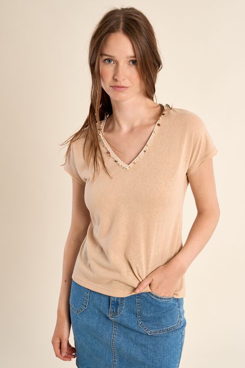 T-shirt col V, avec broderie et perles